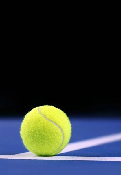 Bola de tênis em um campo de tênis — Fotografia de Stock